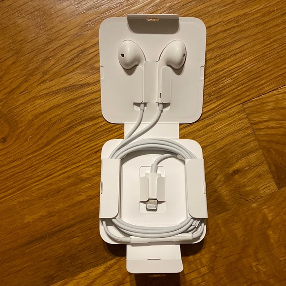 Apple Wired EarPods with 3.5 mm Headphone Jack Adapter - Picture 4 of 11